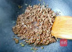 Illustration of making braised noodles with yellow mushroom 13