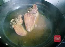 Illustration of how to stir-fry pork liver with kimchi 1