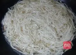 Illustration of how to make braised noodles with Western red eggs and eggs 13