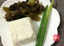 Illustration of how to make pickled vegetable and tofu soup 1