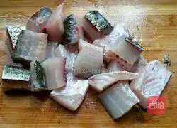 Illustration of how to make spicy fish cubes in dry pot 2