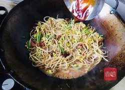 Illustration of how to make soybean sprouts and fried pork 8