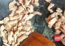 Illustration of making shredded pork with sauce 5