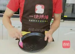 Illustration of how to make eight-inch ham and corn pizza 8