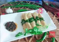 Illustration of how to make thousands of meat rolls with dipping sauce 12