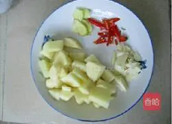 Illustration of how to make potato braised chicken 2