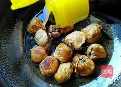 Illustration of how to stuff pork with braised oil and gluten 8