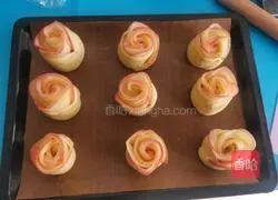 Rose Cinnamon Roll Illustration of how to do it 18
