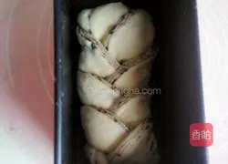 Illustration of how to make braided bean paste toast 14