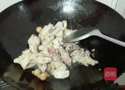 Illustration of braised chicken nuggets with double peppers and mushrooms 5