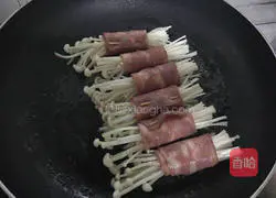Illustration of how to make bacon and enoki mushrooms 5