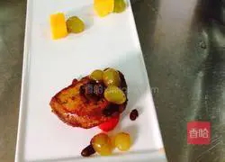 Illustration of how to make French red wine foie gras with mango port grapes 11