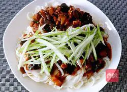 Illustration of how to make braised noodles with diced mushrooms and pork 5