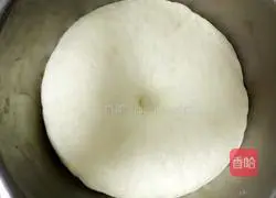 Illustration of how to make pizza in a pan 5