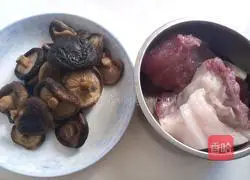 Illustration of how to make braised pork rice with mushrooms 1