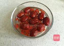 Illustration of how to make Sydney pear, red dates, wolfberry and tremella soup 3