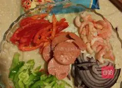 Illustration of how to make sausage and shrimp pizza with electric baking pan 1 