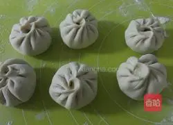 Illustration of how to make sauced beef buns 19