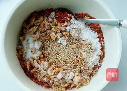 Illustration of making homemade spicy oil 5