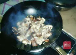 Illustration of how to make barbecued mushroom-flavored stir-fried pork 2