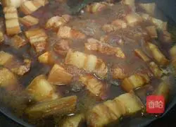 Illustration of how to make pork buns with cured sauce 5