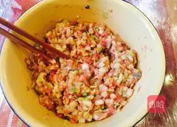 Illustration of how to make cabbage and pork spring rolls 3