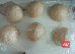 Illustration of how to make flower-shaped coconut bread 3