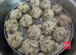 Illustration of how to make carrot balls 5