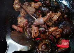 Illustration of how to make braised chicken with mushrooms 5