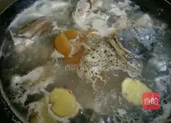 Illustration of how to make curry fish soup 4