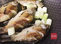 Illustration of how to cook crucian carp with green onions 3