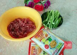 Illustration of how to stir-fry shredded pork with mustard green pepper 1