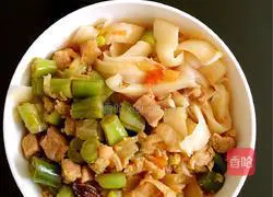 Illustration of how to make braised noodles with pork, beans and diced beans 5