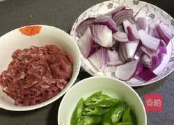 Illustration of how to make fried beef with onions 1