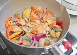 Thai Seafood Vermicelli Salad Recipe Illustration 12