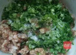 Illustration of how to stuff pork with braised oil and gluten 4