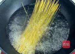 Illustration of how to make avocado and bacon pasta 2