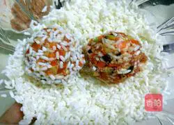 Illustration of how to make pearl meatballs 8