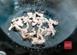 Illustration of how to make vegetable shredded pork noodles 2