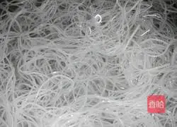 Illustration of how to make fried rice noodles with dried shrimps 1