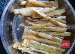 Illustration of how to make celery and dried tofu 1