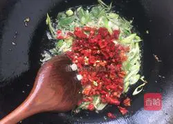  Illustration of how to make Xinjiang fried rice noodles 4