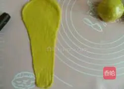 Illustration of how to make raisin and carrot bread rolls 9