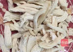 Illustration of how to make cold shredded chicken and fungus 1
