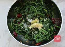 Illustration of how to make spinach with nuts 8