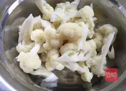 Illustration of how to make vegetables in a dry pot 3