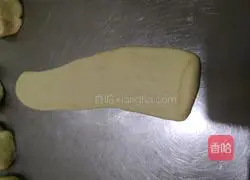 Cheese, ham and horns Illustration of how to make a bag 11