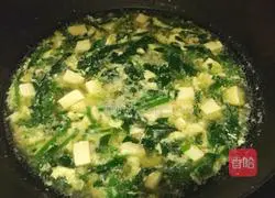 Illustration of how to make spinach, tofu, lean meat, sea rice and egg drop soup 11
