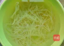 Illustration of how to make cucumber mixed with jellyfish skin 4