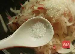 Illustration of how to make shredded radish with scallion oil 12